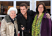 Johannes Hauer mit Großmutter Ellen Weber und Mutter Gabriele Hauer (Foto: Ingrid Grossmann)